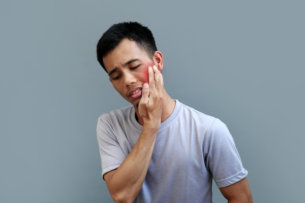 How An Emergency Dentist Fixes A Broken Tooth